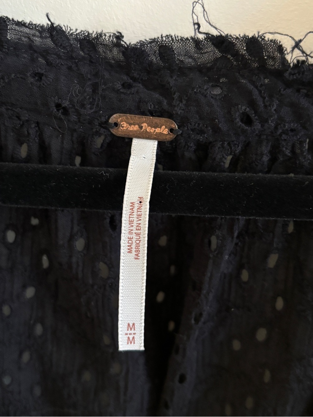 Free People Darcy Black Eyelet V-Neck Womens Top Boho Peasant Blouse Size Medium - Picture 7 of 10
